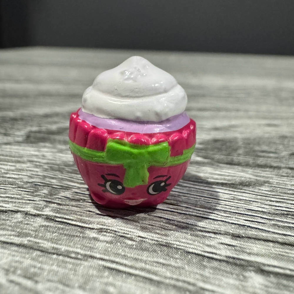 Shopkins | Bakery/Food Fair: Pink Patty Cake (FF-11) - Collectible Mini Figure